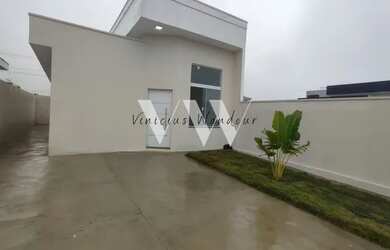 Imagem: A casa possui 3 Dormitórios, 2 Banheiros, 2 Vagas na garagem