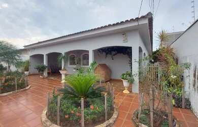 Imagem: A casa possui 5 Dormitórios, 3 Banheiros, 3 Vagas na garagem