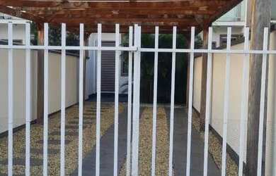 Imagem: A casa possui 2 Dormitórios, 2 Banheiros, 2 Vagas na garagem