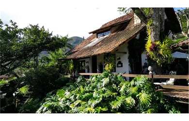 Imagem: A casa em condomínio possui 3 Dormitórios, 1 Banheiro, 2 Vagas