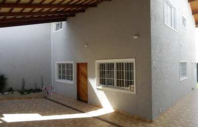 Imagem: A casa possui 3 Dormitórios, 3 Banheiros, 5 Vagas na garagem