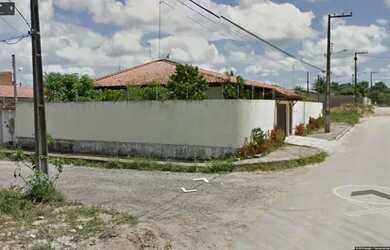 Imagem: A casa possui 4 Dormitórios, 3 Banheiros, 2 Vagas na garagem