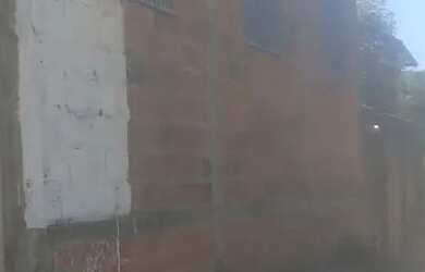 Imagem: A casa possui 1 Dormitório, 1 Banheiro, 1 Vaga na garagem e