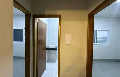 Imagem: A casa possui 3 Dormitórios, 1 Banheiro e 1 Vaga na garagem