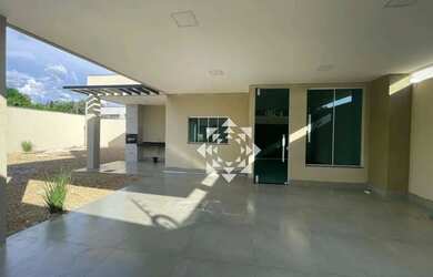 Imagem: A casa possui 3 Dormitórios, 2 Banheiros, 2 Vagas na garagem