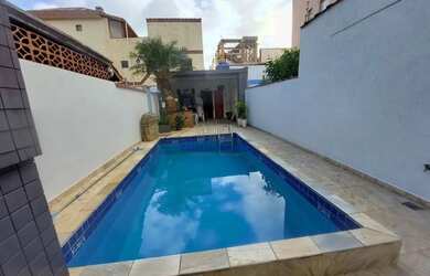 Imagem: A casa possui 4 Dormitórios, 5 Banheiros, 3 Vagas na garagem