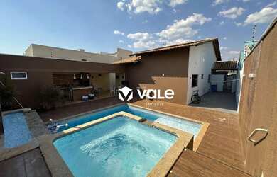 Imagem: A casa possui 3 Dormitórios, 3 Banheiros, 2 Vagas na garagem