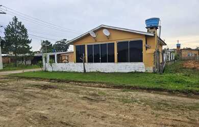 Imagem: A casa possui 2 Dormitórios, 2 Banheiros, 2 Vagas na garagem