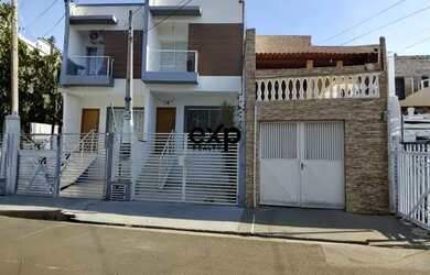 Imagem: A casa possui 2 Dormitórios, 3 Banheiros, 1 Vaga na garagem