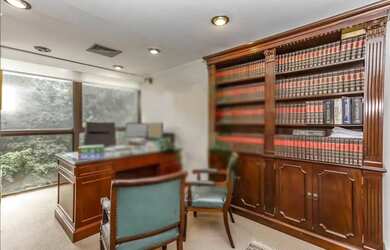 Imagem: O depósito possui 5 Vagas na garagem, 400m² de Área e está