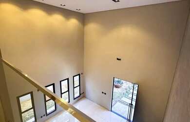 Imagem: A casa possui 3 Dormitórios, 4 Banheiros, 4 Vagas na garagem