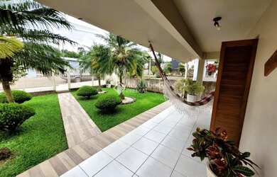 Imagem: A casa possui 3 Dormitórios, 1 Banheiro, 1 Vaga na garagem