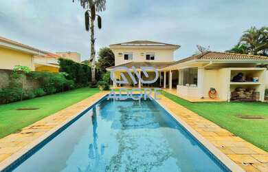 Imagem: A casa em condomínio possui 4 Dormitórios, 5 Banheiros, 4