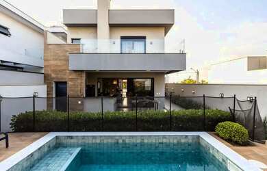 Imagem: A casa em condomínio possui 4 Dormitórios, 5 Banheiros, 4