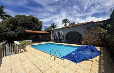 Imagem: A casa possui 5 Dormitórios, 5 Banheiros, 5 Vagas na garagem