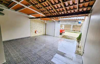 Imagem: A casa possui 2 Dormitórios, 1 Banheiro, 2 Vagas na garagem