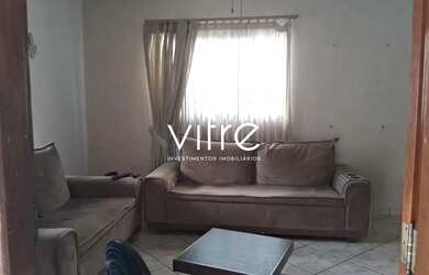 Imagem: A casa possui 3 Dormitórios, 2 Banheiros, 2 Vagas na garagem