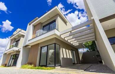 Imagem: A casa possui 3 Dormitórios, 3 Banheiros, 2 Vagas na garagem