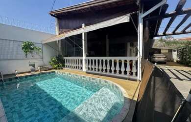 Imagem: A casa possui 3 Dormitórios, 3 Banheiros, 5 Vagas na garagem