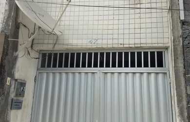 Imagem: A casa possui 4 Dormitórios, 2 Banheiros, 1 Vaga na garagem