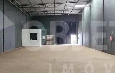 Imagem: O depósito possui 3 Vagas na garagem, 375m² de Área e está