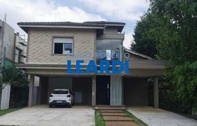 Imagem: A casa em condomínio possui 4 Dormitórios, 5 Banheiros, 5