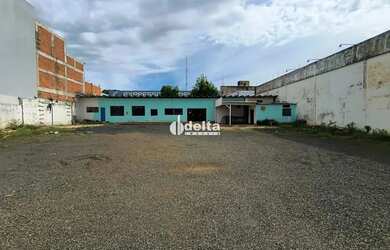 Imagem: O depósito possui 1 Vaga na garagem, 360m² de Área e está