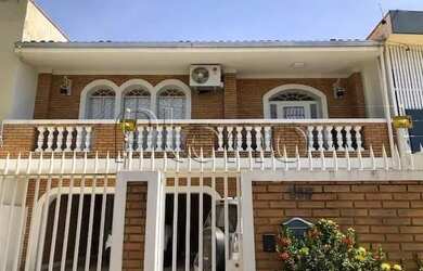 Imagem: A casa possui 3 Dormitórios, 4 Banheiros, 220m² de Área e