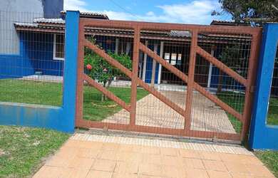 Imagem: A casa possui 4 Dormitórios, 2 Banheiros e 2 Vagas na garagem