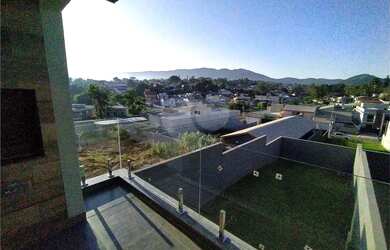 Imagem: A casa possui 3 Dormitórios, 4 Banheiros, 2 Vagas na garagem