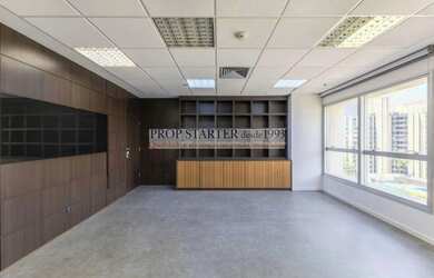 Imagem: O depósito possui 5 Vagas na garagem, 214m² de Área e está