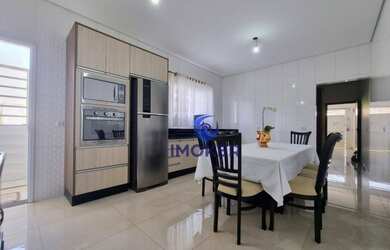 Imagem: A casa possui 2 Dormitórios, 4 Banheiros, 2 Vagas na garagem