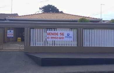 Imagem: A casa possui 3 Dormitórios, 2 Banheiros, 4 Vagas na garagem