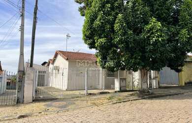 Imagem: A casa possui 2 Dormitórios, 2 Banheiros, 4 Vagas na garagem