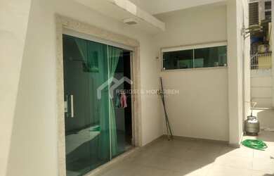 Imagem: A casa possui 4 Dormitórios, 5 Banheiros, 4 Vagas na garagem