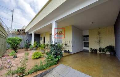 Imagem: A casa possui 3 Dormitórios, 2 Banheiros, 2 Vagas na garagem