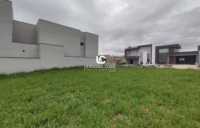 Imagem: O terreno possui 394m² de Área e Imóvel novo e está localizado