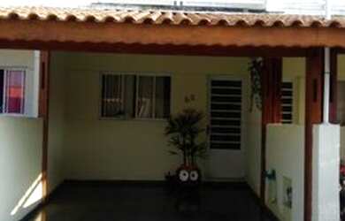 Imagem: A casa possui 2 Dormitórios, 2 Banheiros, 2 Vagas na garagem