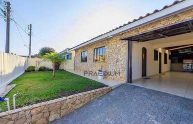 Imagem: A casa possui 4 Dormitórios, 3 Banheiros, 3 Vagas na garagem