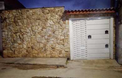 Imagem: A casa possui 3 Dormitórios, 2 Banheiros, 2 Vagas na garagem