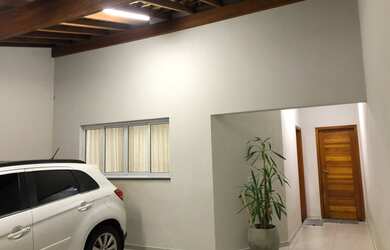 Imagem: A casa possui 2 Dormitórios, 1 Banheiro, 2 Vagas na garagem