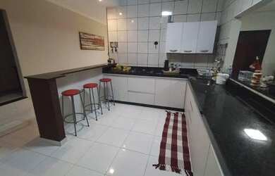 Imagem: A casa possui 3 Dormitórios, 3 Banheiros, 2 Vagas na garagem