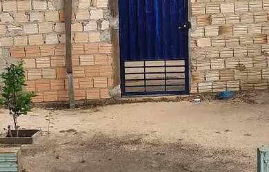 Imagem: A casa possui 2 Dormitórios, 1 Banheiro, 1 Vaga na garagem