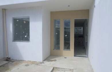 Imagem: A casa possui 2 Dormitórios, 1 Banheiro, 2 Vagas na garagem