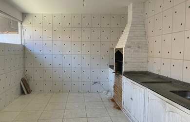 Imagem: A casa possui 3 Dormitórios, 2 Banheiros, 3 Vagas na garagem