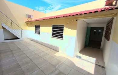 Imagem: A casa possui 2 Dormitórios, 3 Banheiros e 3 Vagas na garagem