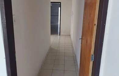 Imagem: A casa possui 3 Dormitórios, 2 Banheiros, 1 Vaga na garagem