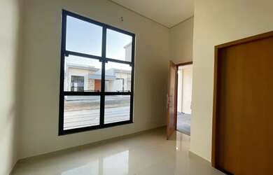 Imagem: A casa possui 3 Dormitórios, 2 Banheiros, 3 Vagas na garagem