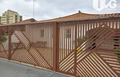 Imagem: A casa possui 3 Dormitórios, 3 Banheiros, 4 Vagas na garagem