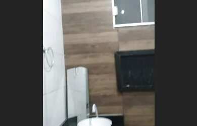 Imagem: A casa possui 2 Dormitórios, 1 Banheiro, 2 Vagas na garagem